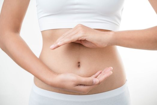 Frau hält Hände über ihren Bauch